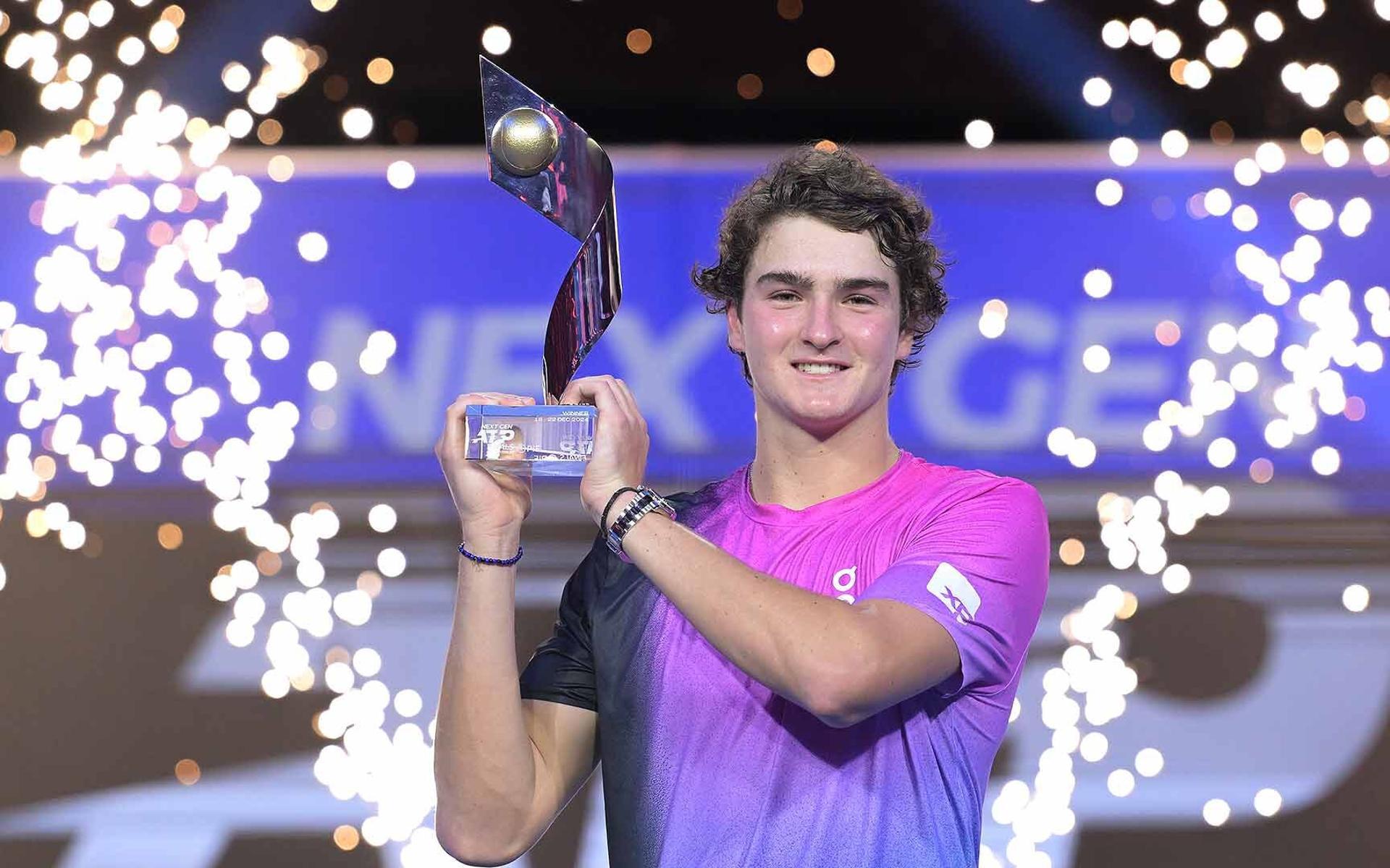 João Fonseca com o troféu do Next Gen ATP Finals