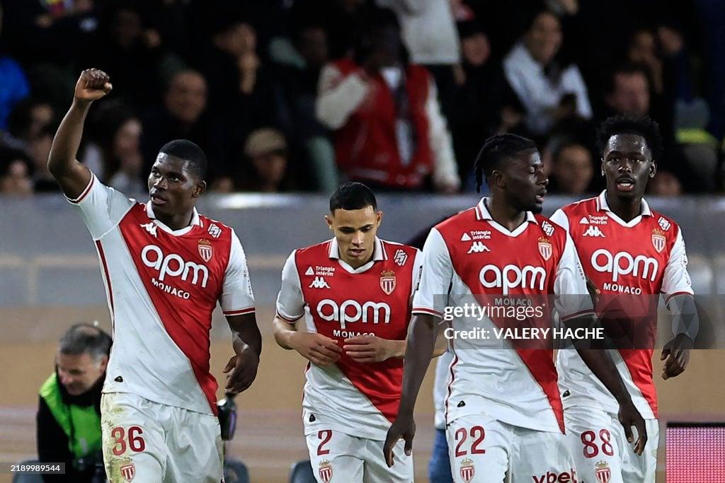 Breel Embolo celebra seu gol no jogo