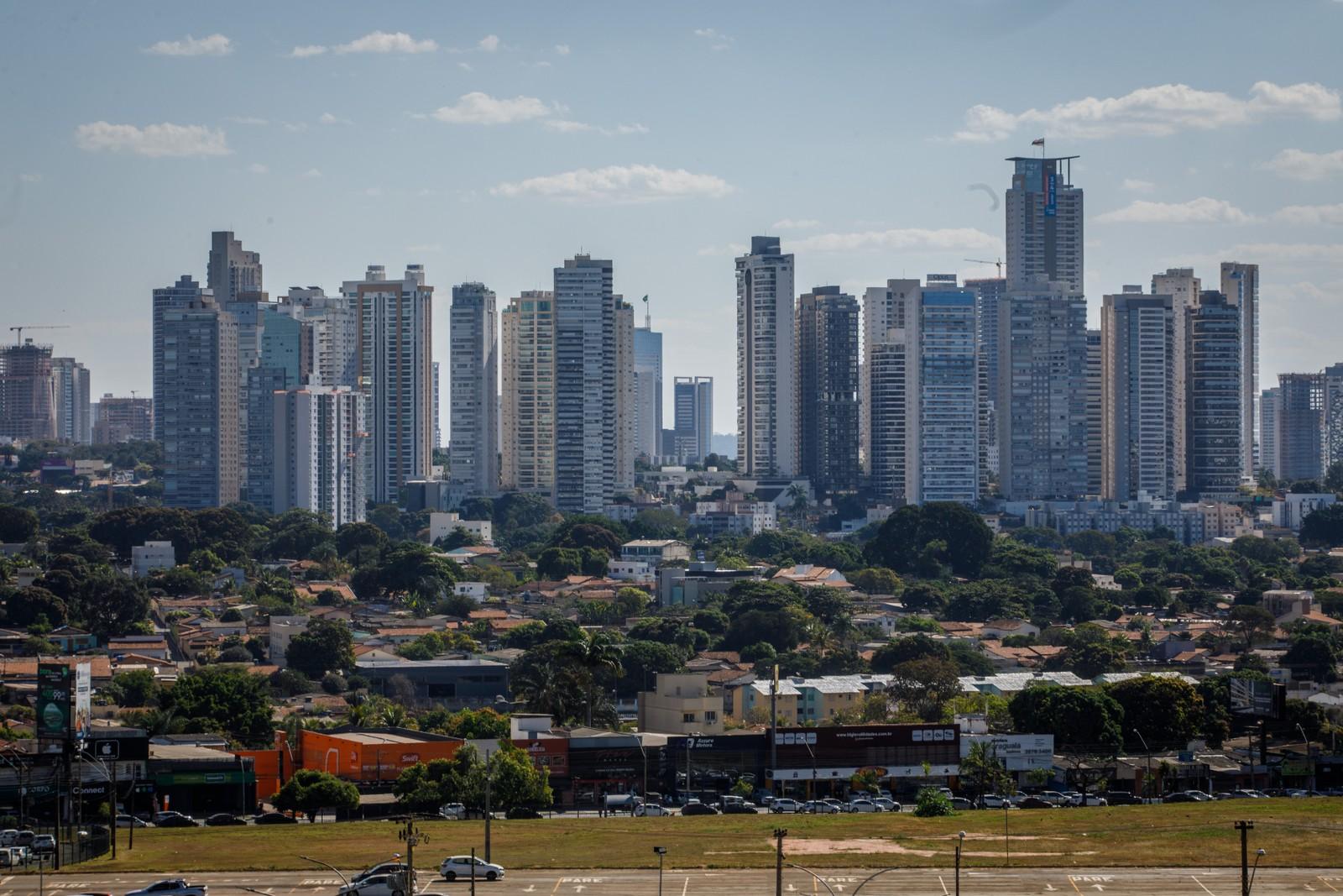 Crescem cada vez mais os grandes e modernos prédios na cidade de Goiânia.