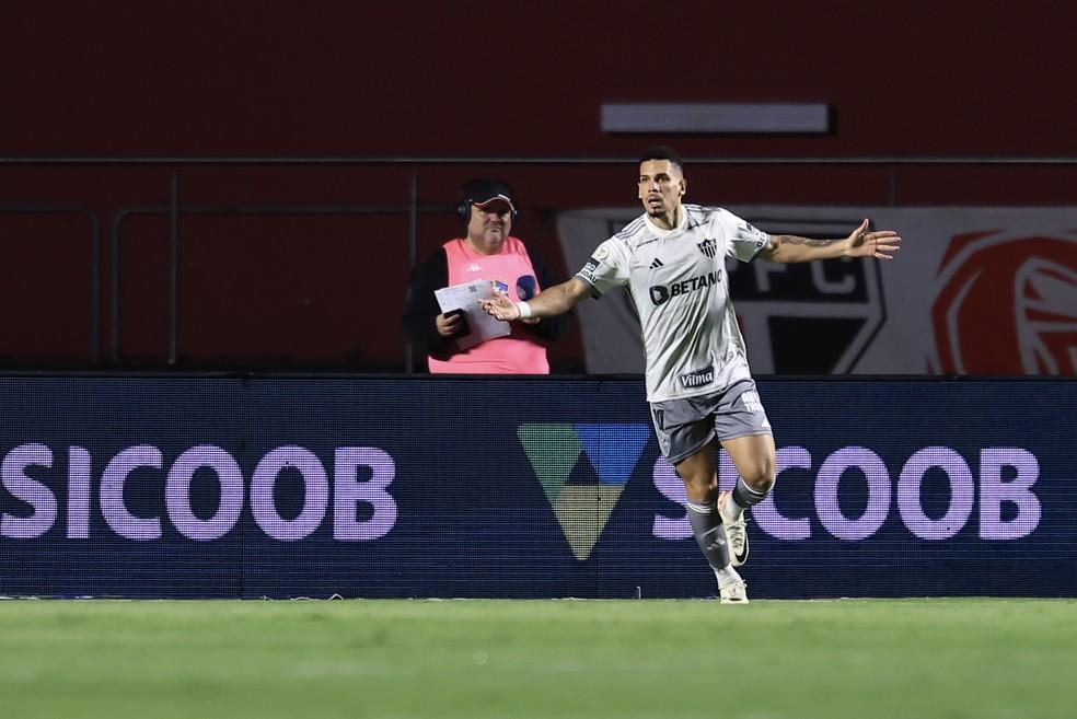 Paulinho comemora gol pelo Atlético-MG