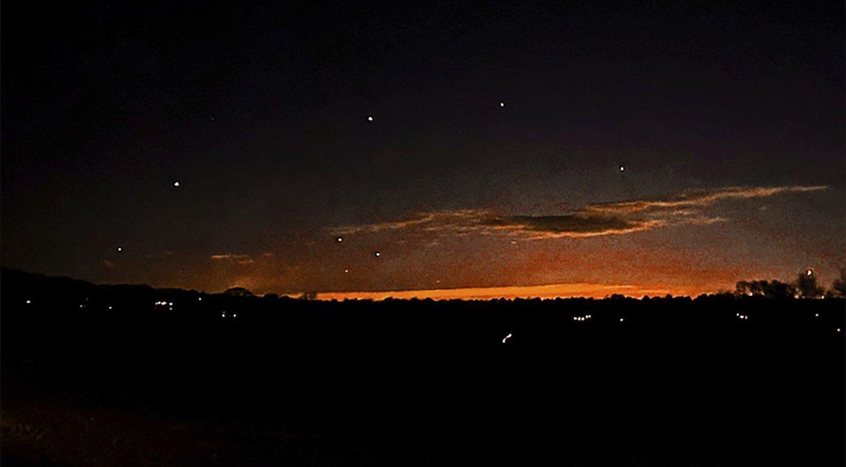 Céu noturno com pontos de luz vistos em Lebanon Township, Nova Jersey.