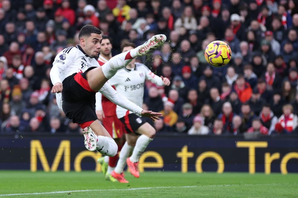 Andreas Pereira marca de voleio em Liverpool x Fulham