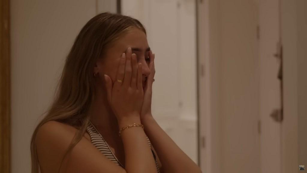 Lily Phillips chora após dormir com 101 homens em um dia.