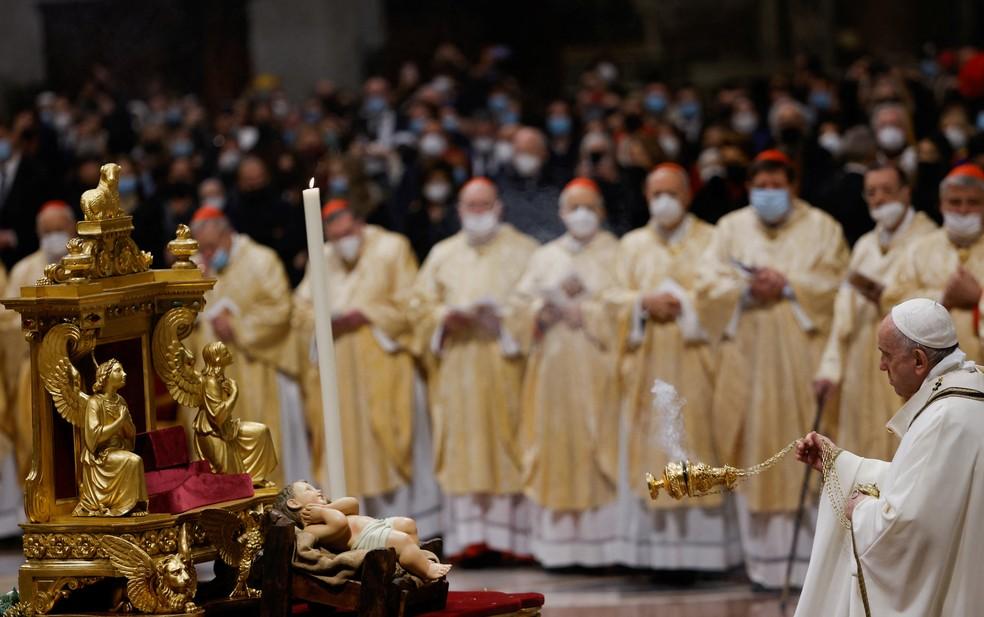 Papa Francisco celebra a Santa Missa do Galo, na véspera de Natal, na Basílica de São Pedro, em 24 de dezembro de 2021 no Vaticano