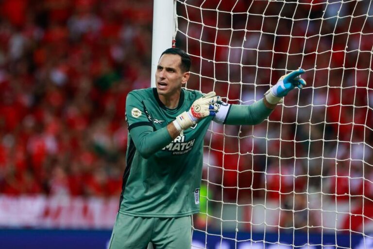 Gatito Fernández Recebe Proposta do Cerro Porteño, Mas Botafogo Confia em Renovação