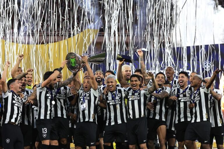 Botafogo Celebra Conquistas Históricas: Campeão Brasileiro e da Libertadores em 2024