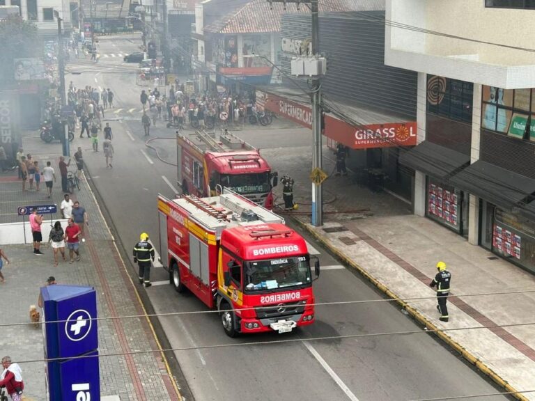 Incêndio de grandes proporções atinge supermercado em Itapema