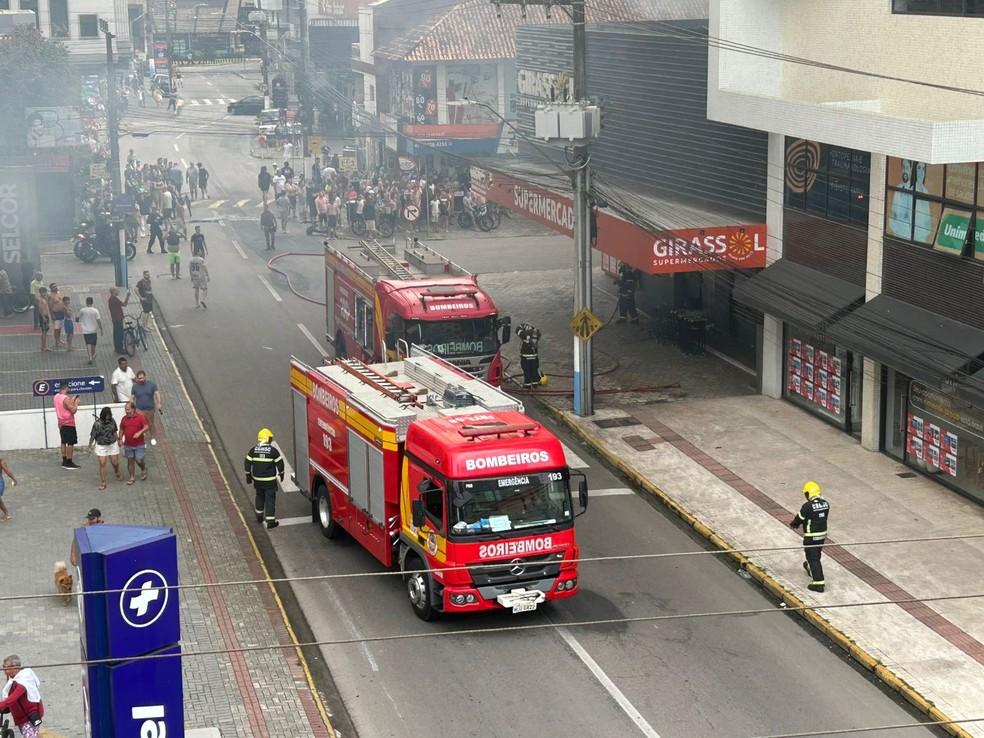 Incêndio atinge supermercado em Itapema — Foto: Luiza Morfim/NSC TV