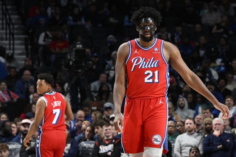 Joel Embiid na vitória sobre o Charlotte Hornets