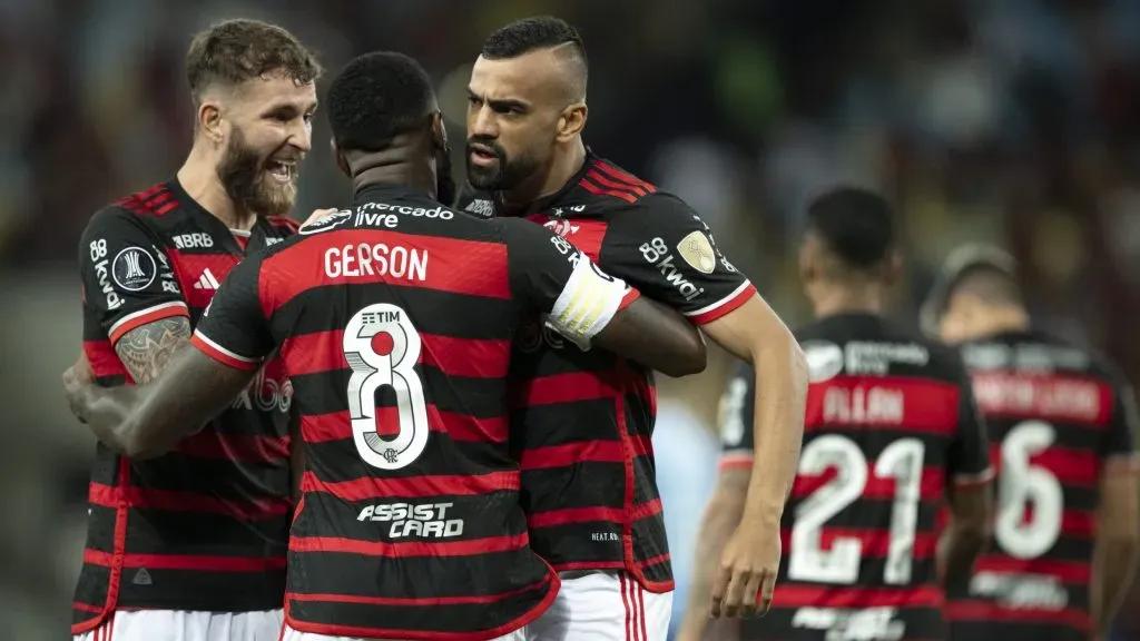 Fabrício Bruno e Gerson em ação pelo Flamengo