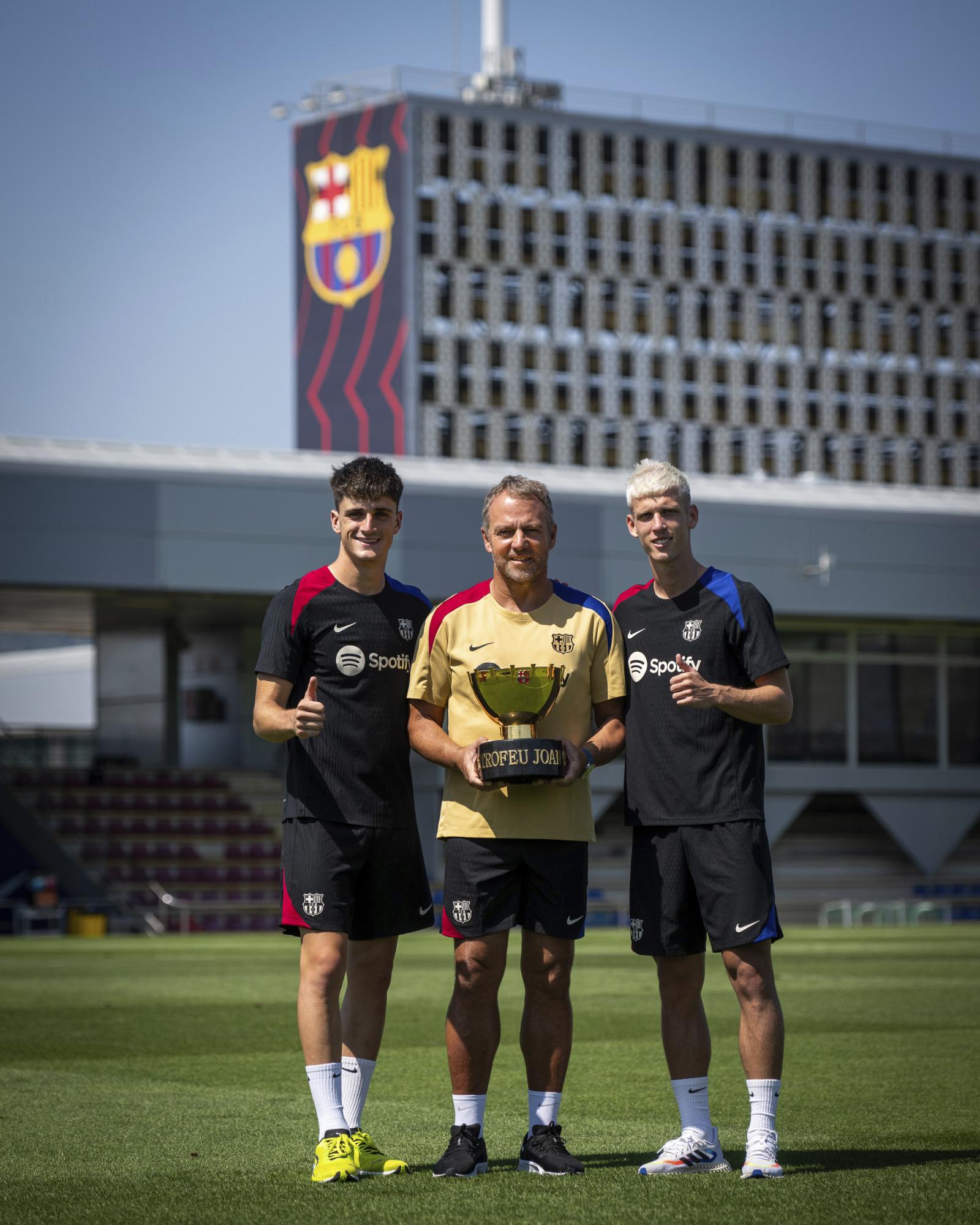 Pau Víctor, Hansi Flick e Dani Olmo