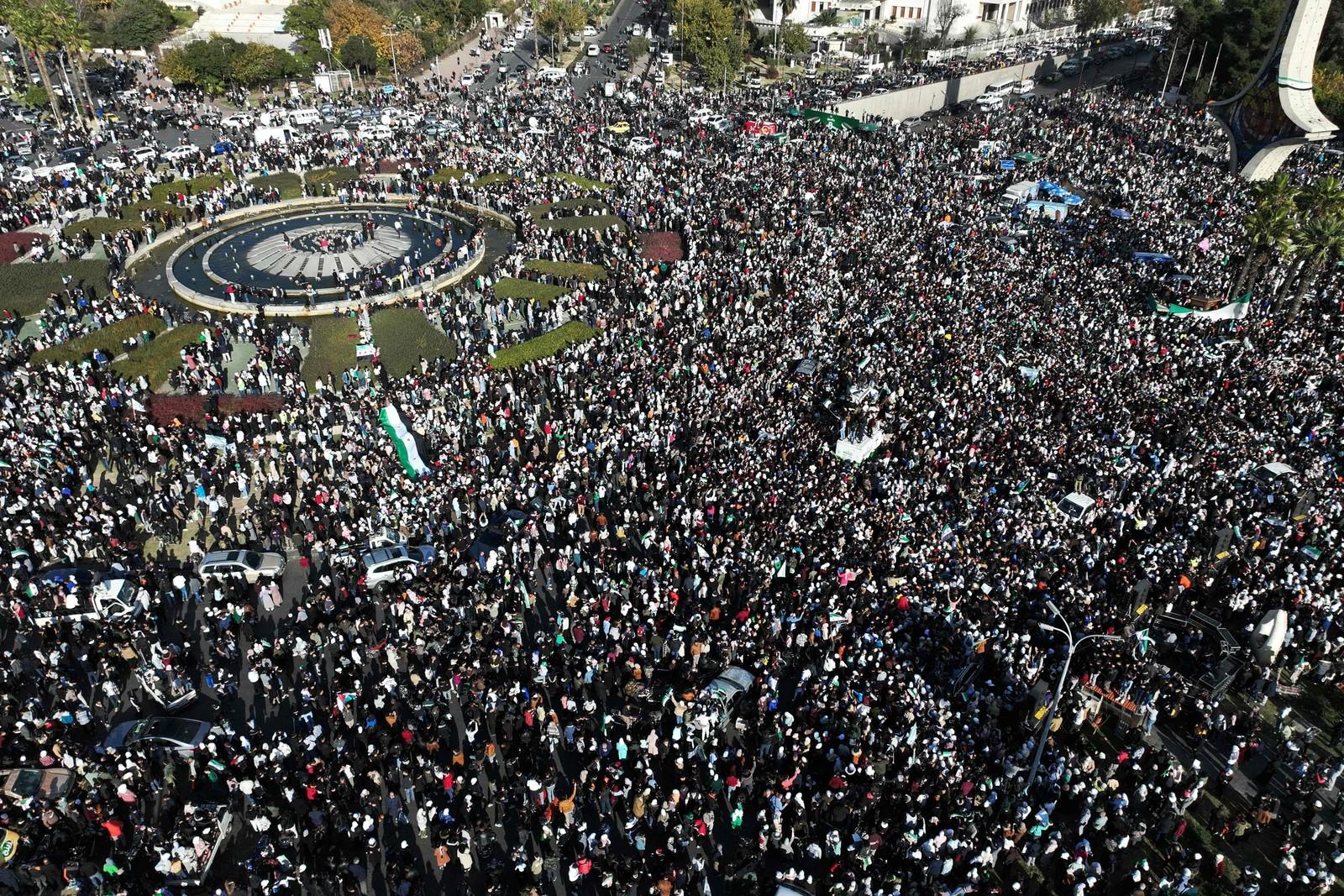 Sírios celebram a queda do governo de Assad