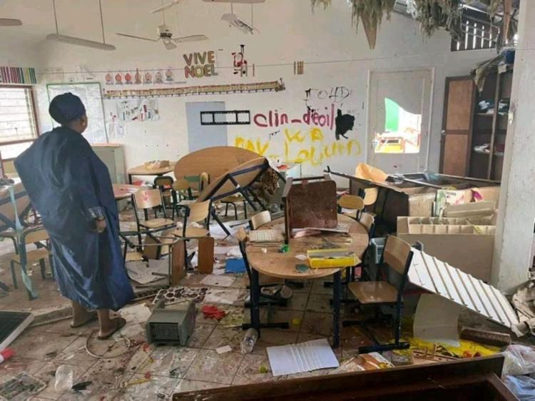 Escola destruída pela passagem do ciclone Chido em Mayotte