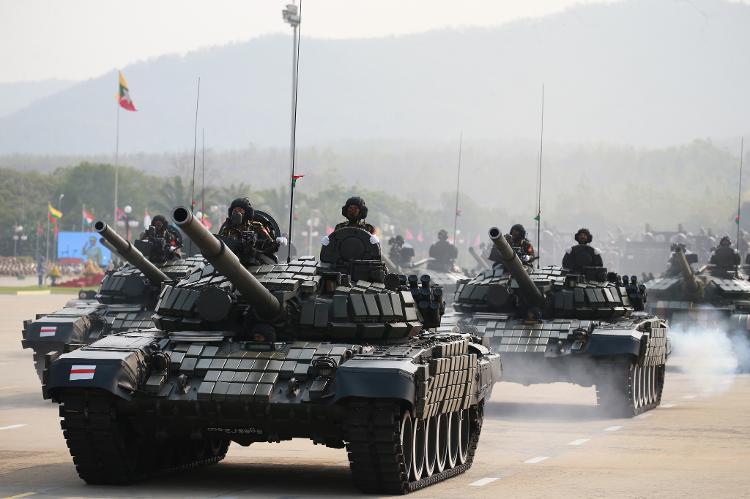 Tanques militares durante um desfile das Forças Armadas em Naipidau, capital de Mianmar.