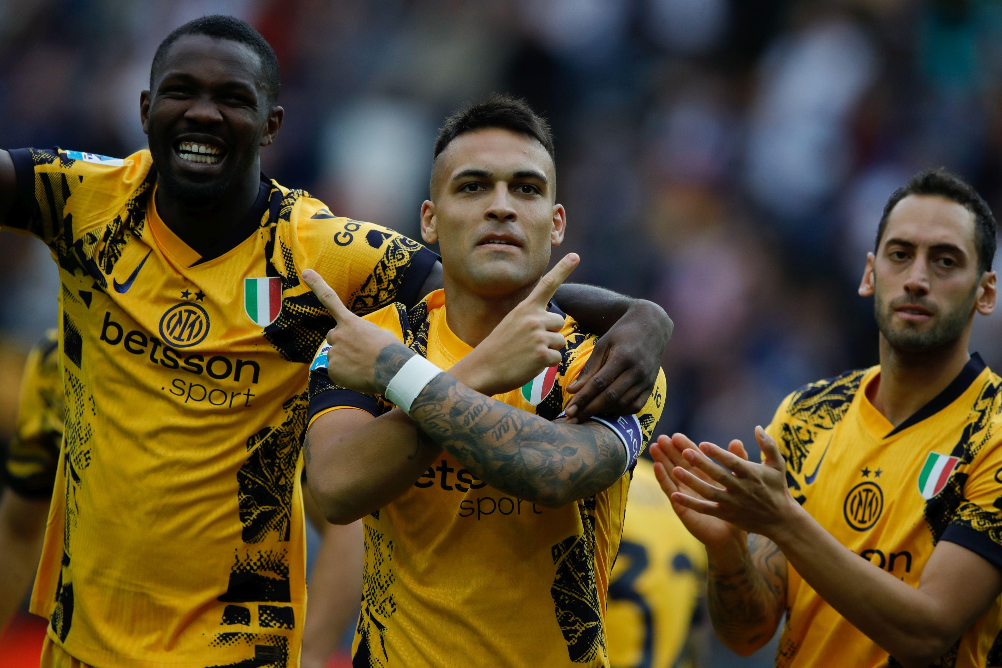 Lautaro Martinez, Hakan Calhanoglu e Marcus Thuram celebrando