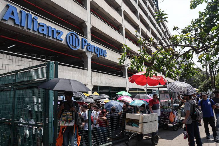 Fachada do Allianz Parque com público.