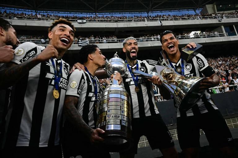 Jogadores do Botafogo celebram vitória com troféus