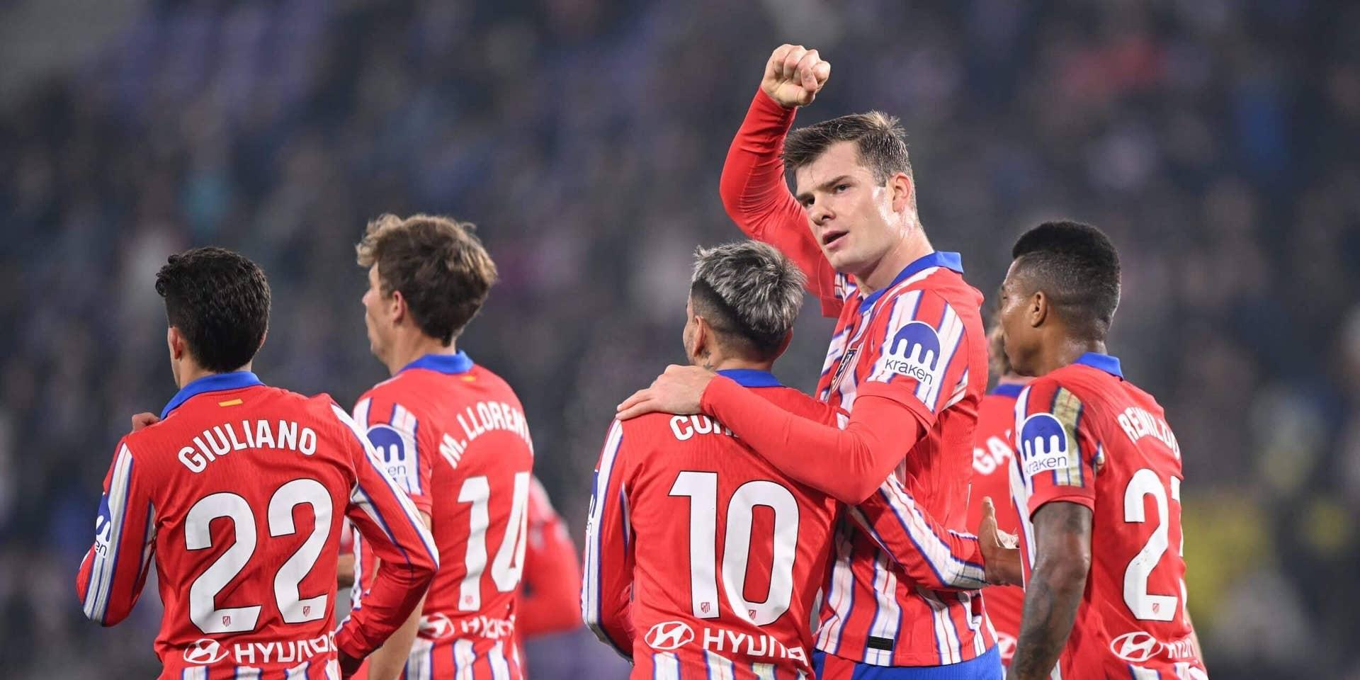 Alexander Sorloth celebra um gol com seus companheiros de equipe do Atlético de Madrid