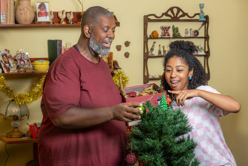 Sofia e Péricles montando a árvore de Natal