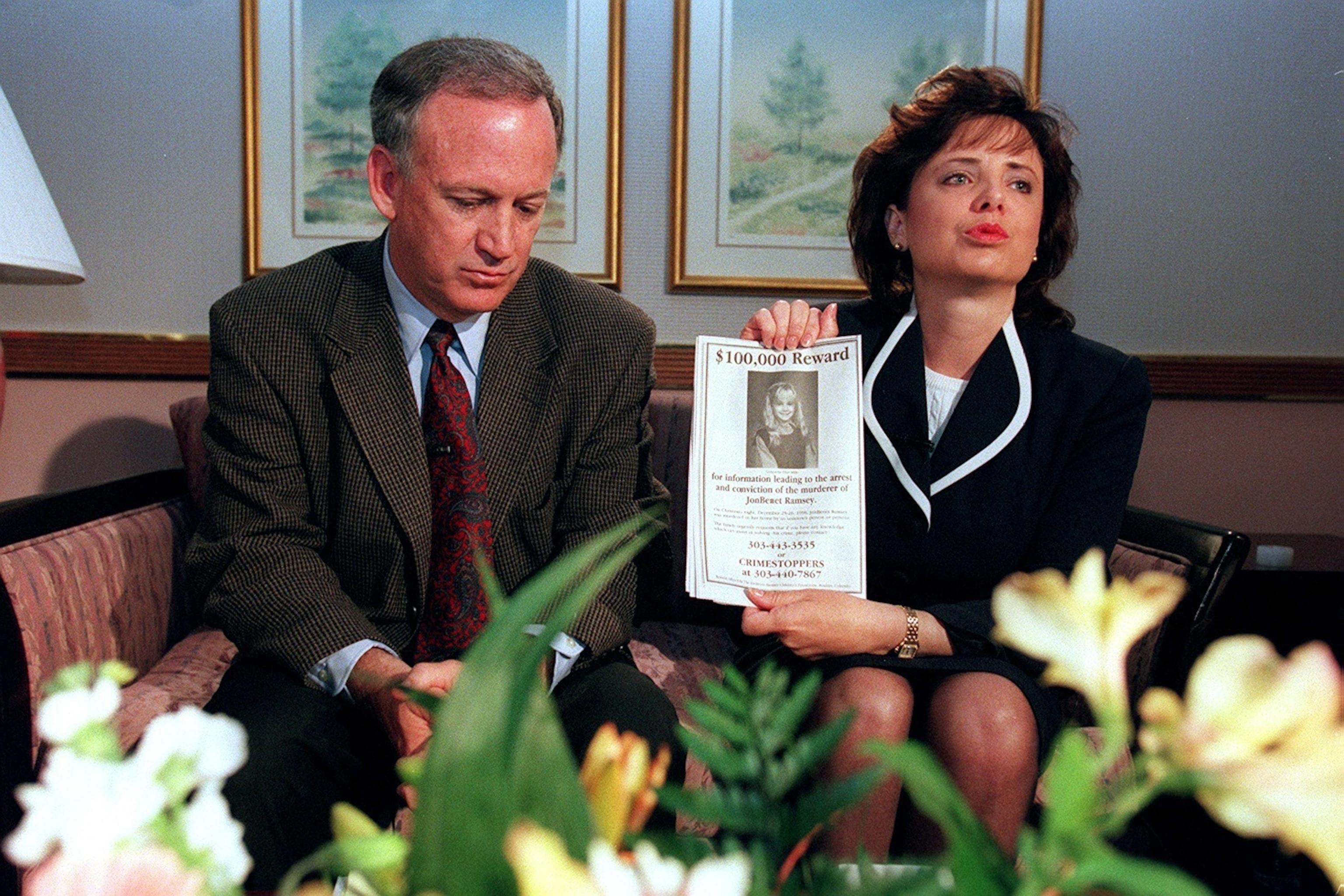 John e Patsy Ramsey, pais de JonBenet Ramsey, se reunindo com a mídia local