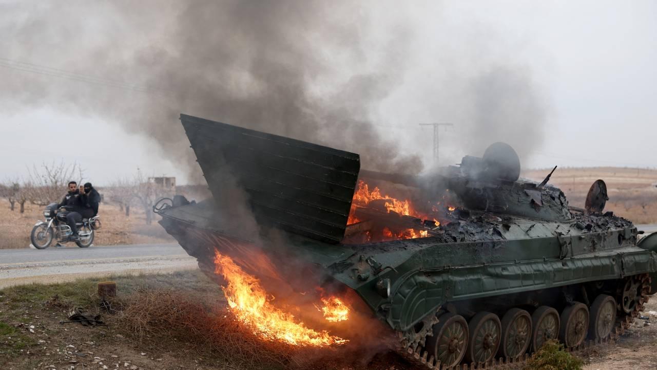 Tanque do exército sírio queimado por rebeldes