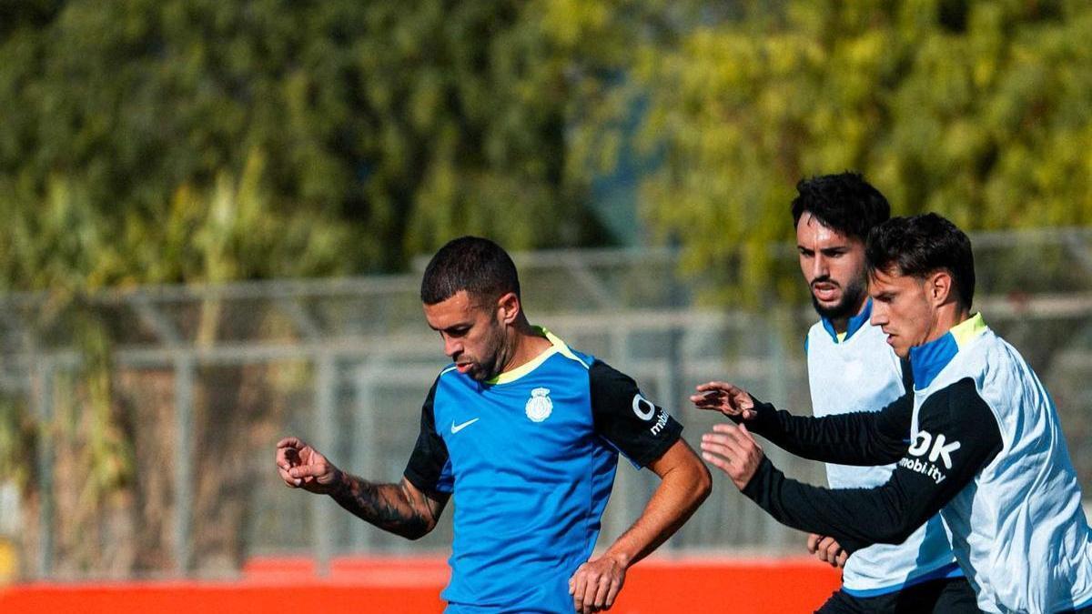 Dani Rodríguez durante treinamento do Mallorca