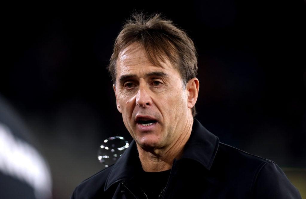 Julen Lopetegui observa o jogo entre West Ham United e Wolverhampton Wanderers