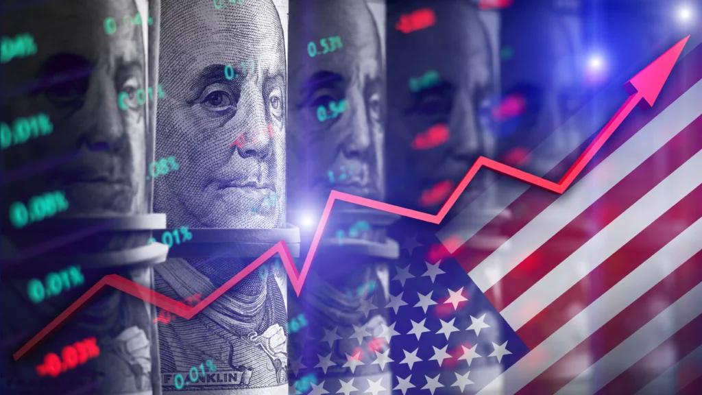 Montagem mostra série de notas de 100 dólares junto à bandeira americana e seta indicando crescimento de ativo.