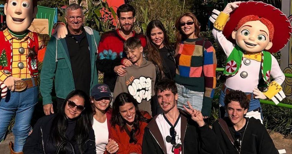 Bruna Marquezine fazendo uma viagem à Disney