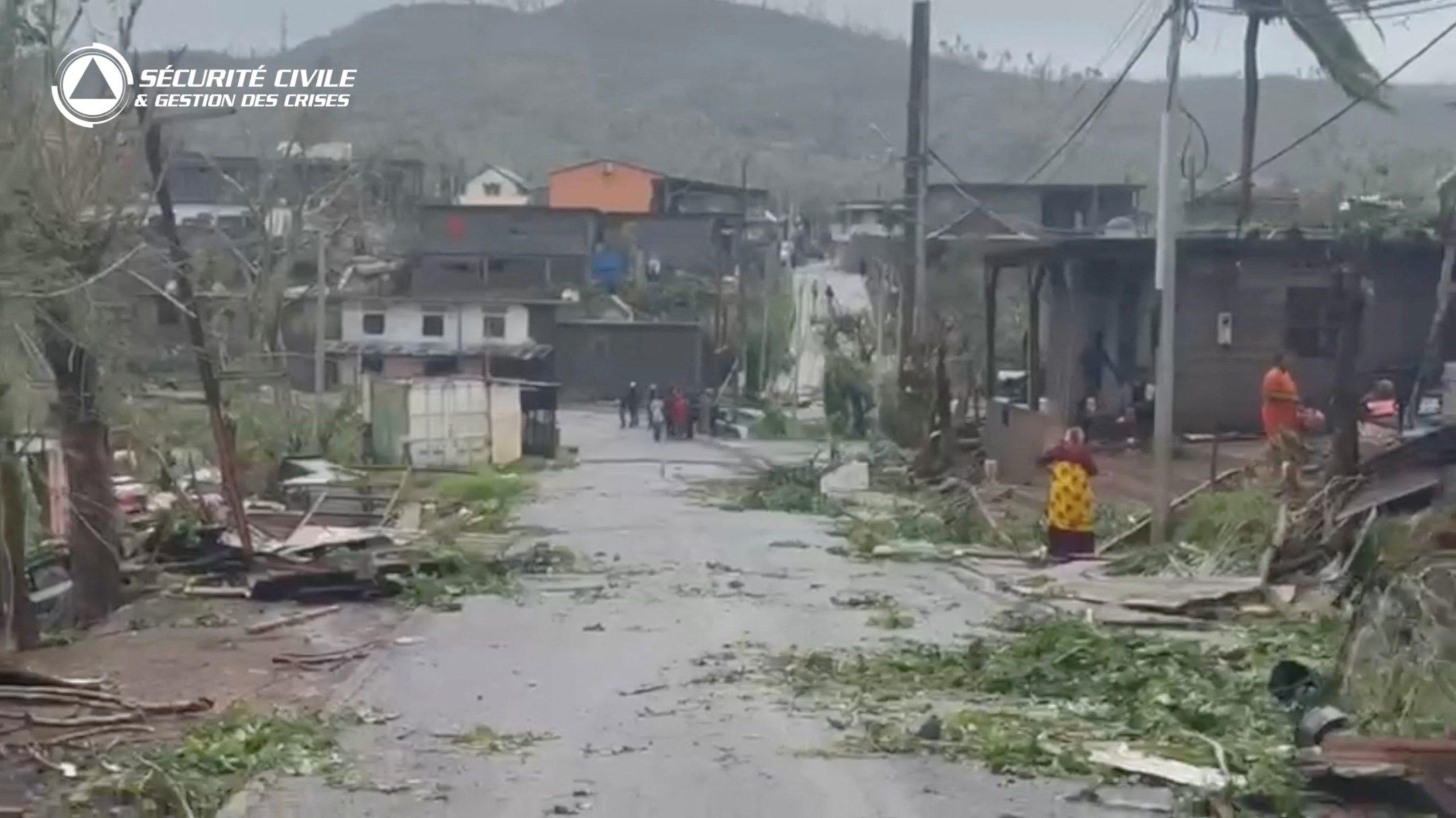 Moradores ficam em uma rua coberta por escombros, depois que o ciclone Chido varreu Mayotte