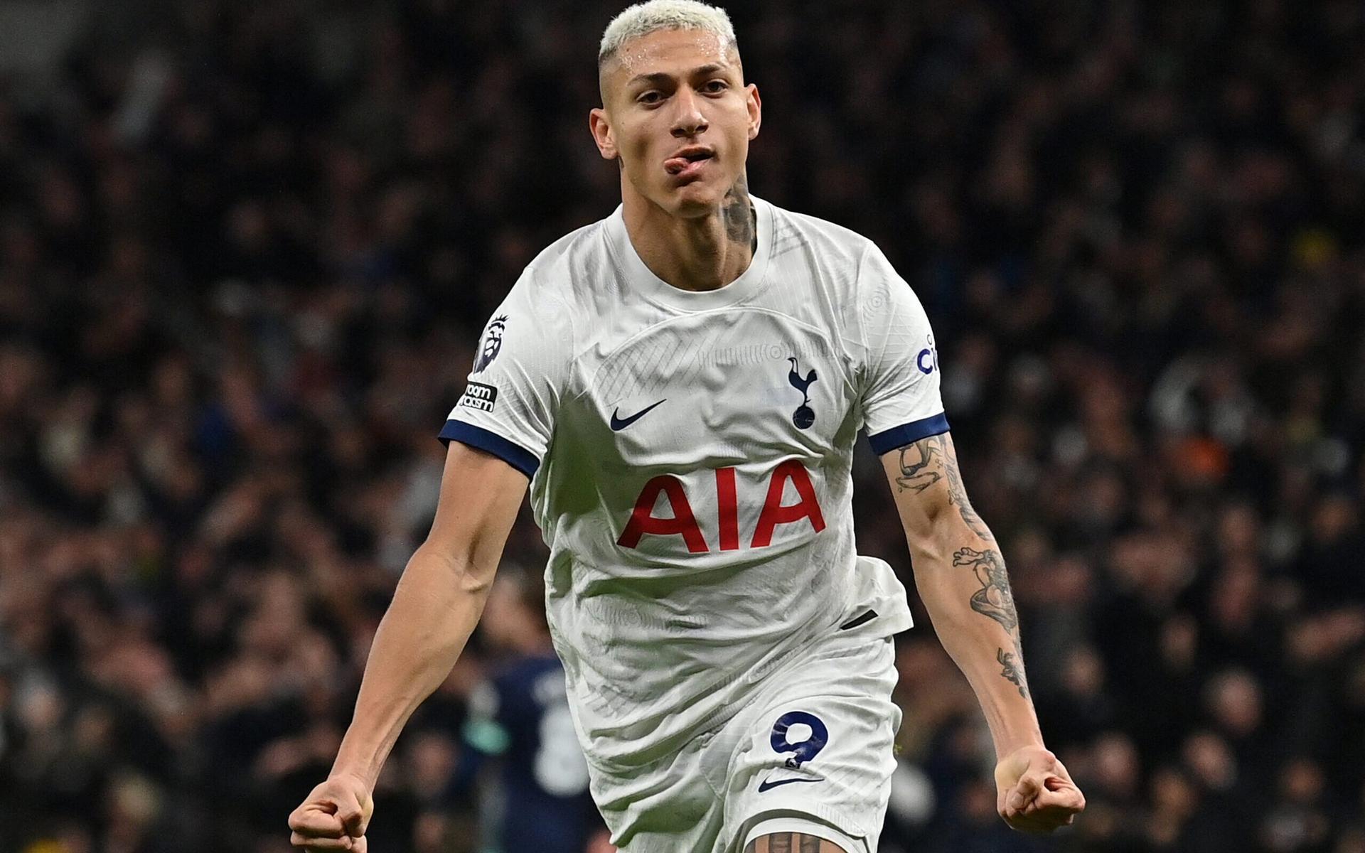 Richarlison no campo durante um jogo
