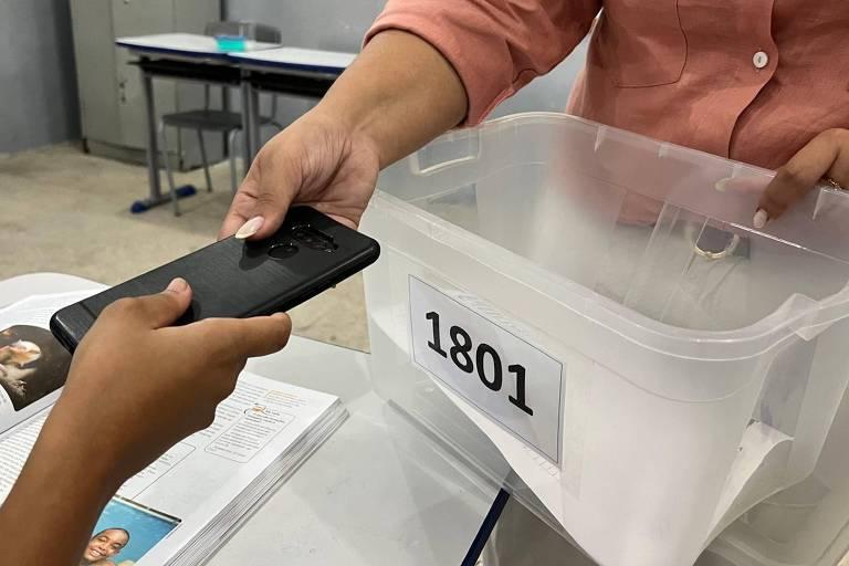 Entrega de celular em sala de aula