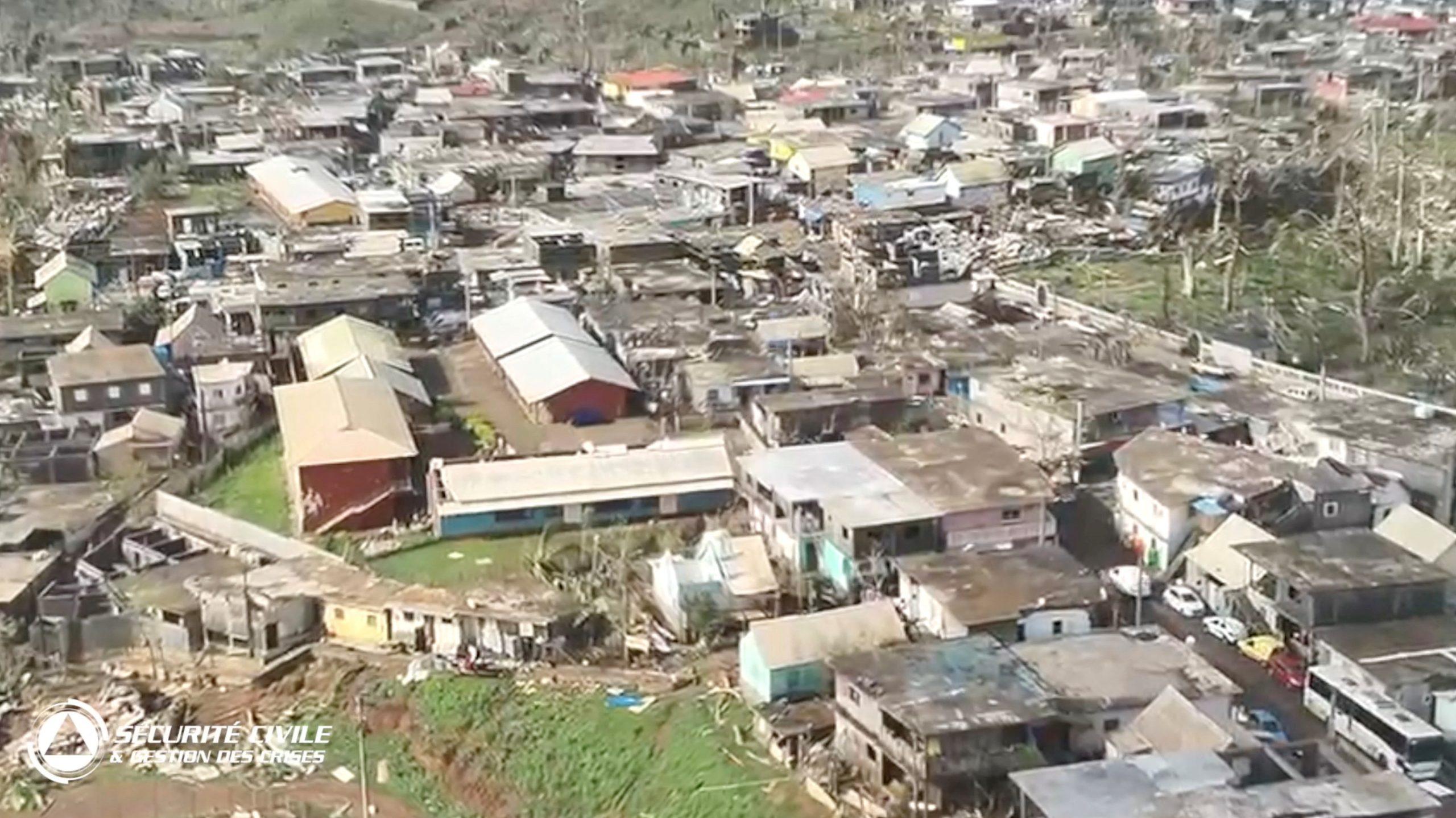 Casas danificadas permanecem e destroços estão no chão, depois que o ciclone Chido varreu Mayotte