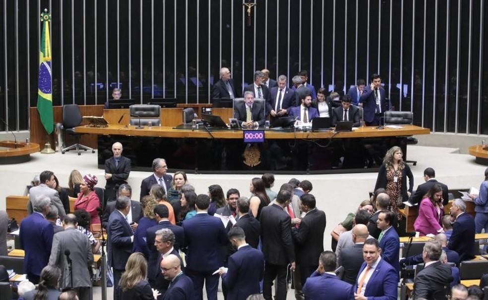 Plenário da Câmara dos Deputados durante a votação de projeto de corte de gastos