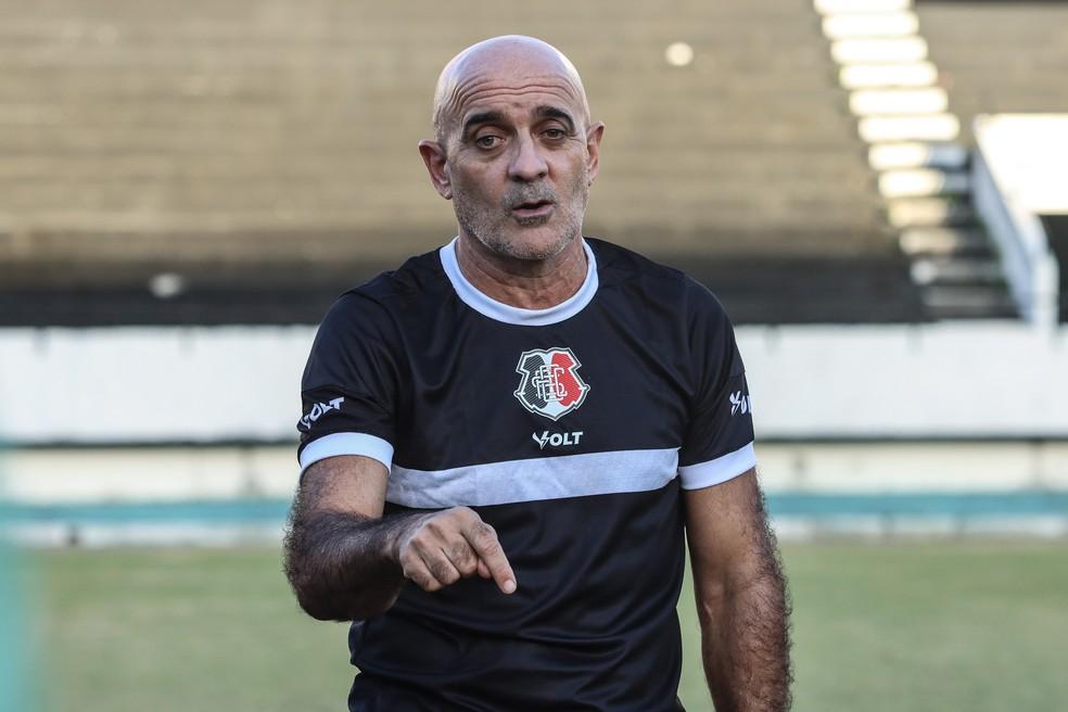 Itamar Schülle em treino, técnico do Santa Cruz