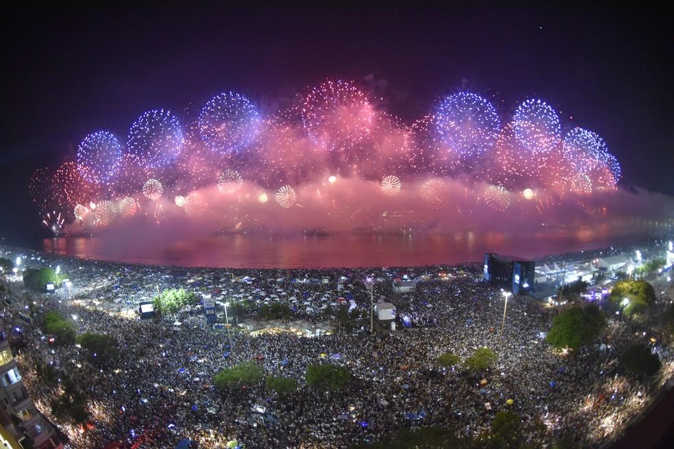 Réveillon da praia de Copacabana terá show de luzes e palco com formato de pandeiro.