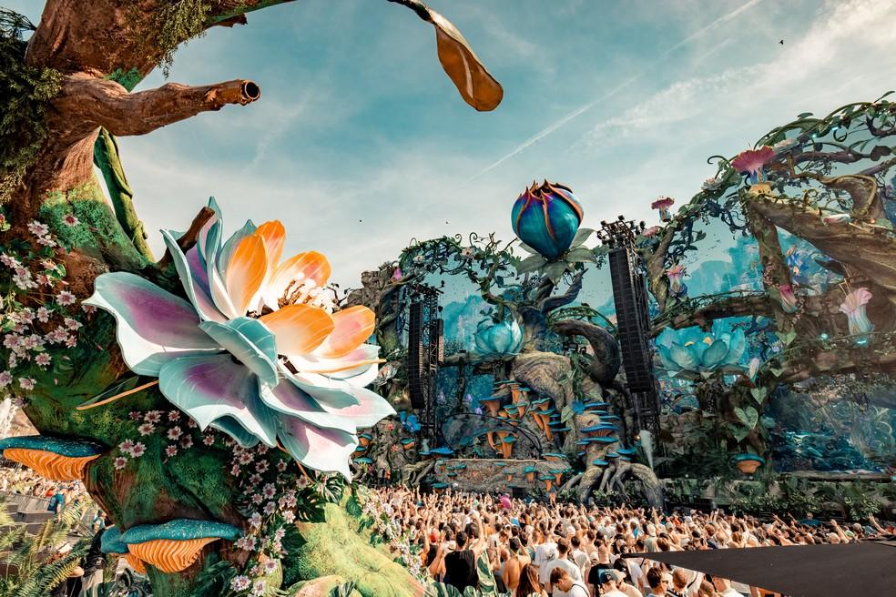 Elementos místicos que remetem à fauna e a flora estarão nos palcos do Tomorrowland Brasil em 2025.