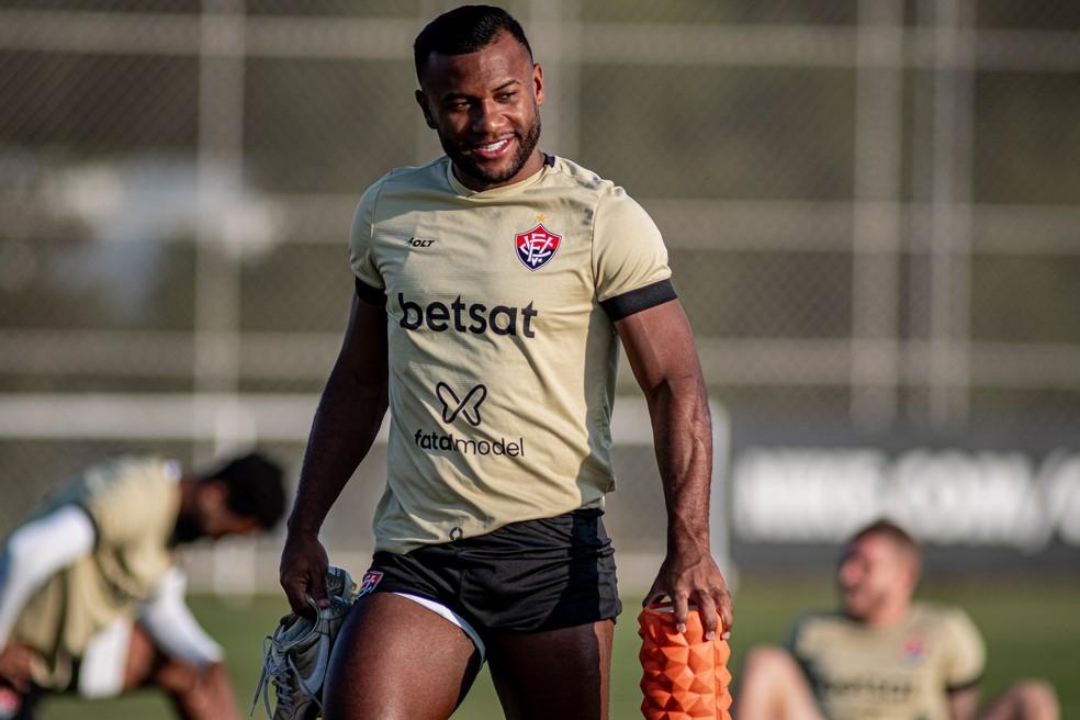 Luan Santos em treino do Vitória