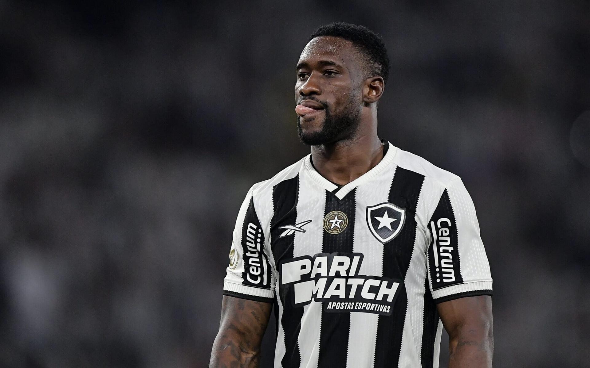 Bastos, zagueiro do Botafogo, durante ação em campo