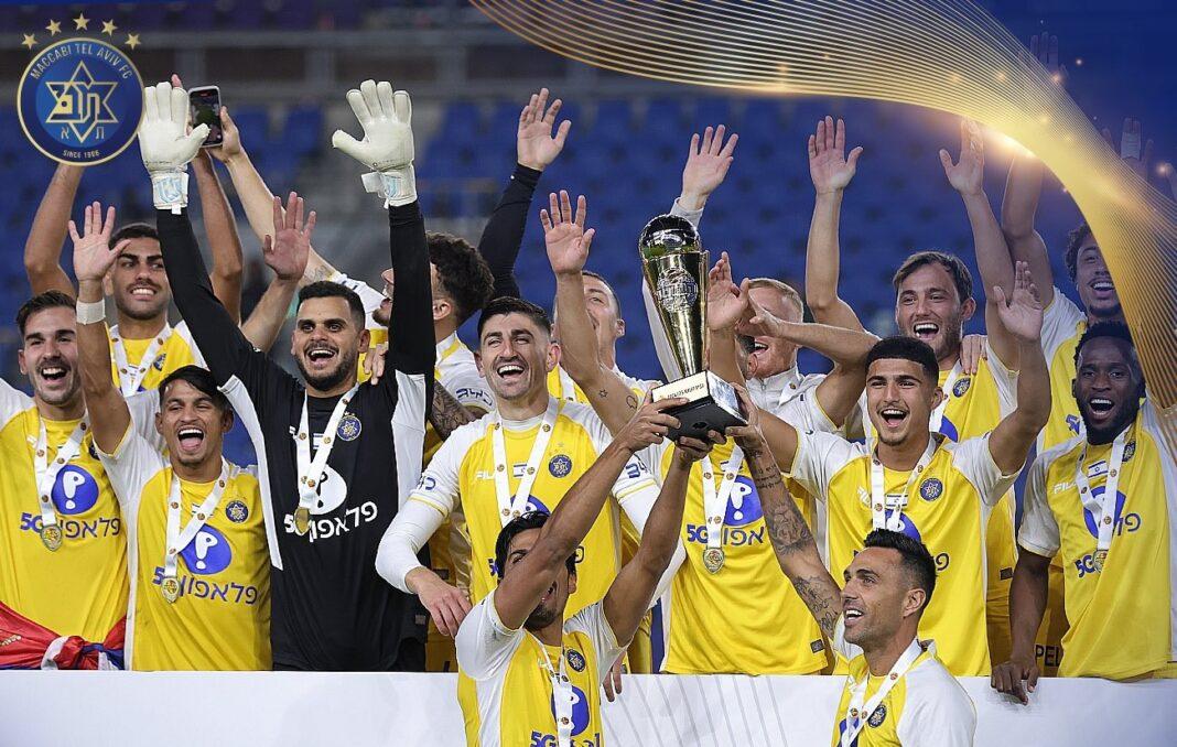 Jogadores do Maccabi Tel Aviv celebrando a vitória na Taça Toto