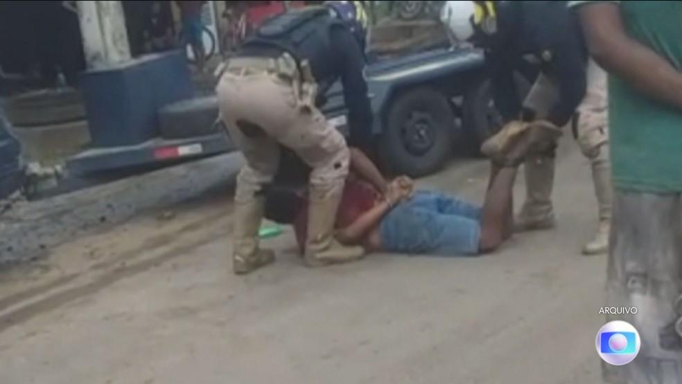 Ex-agentes da Polícia Rodoviária Federal são acusados pela morte de um homem que foi asfixiado com gás lacrimogêneo.