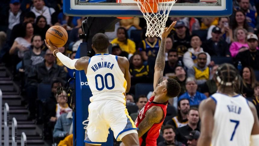 Jonathan Kuminga arremessando durante jogo contra os Rockets