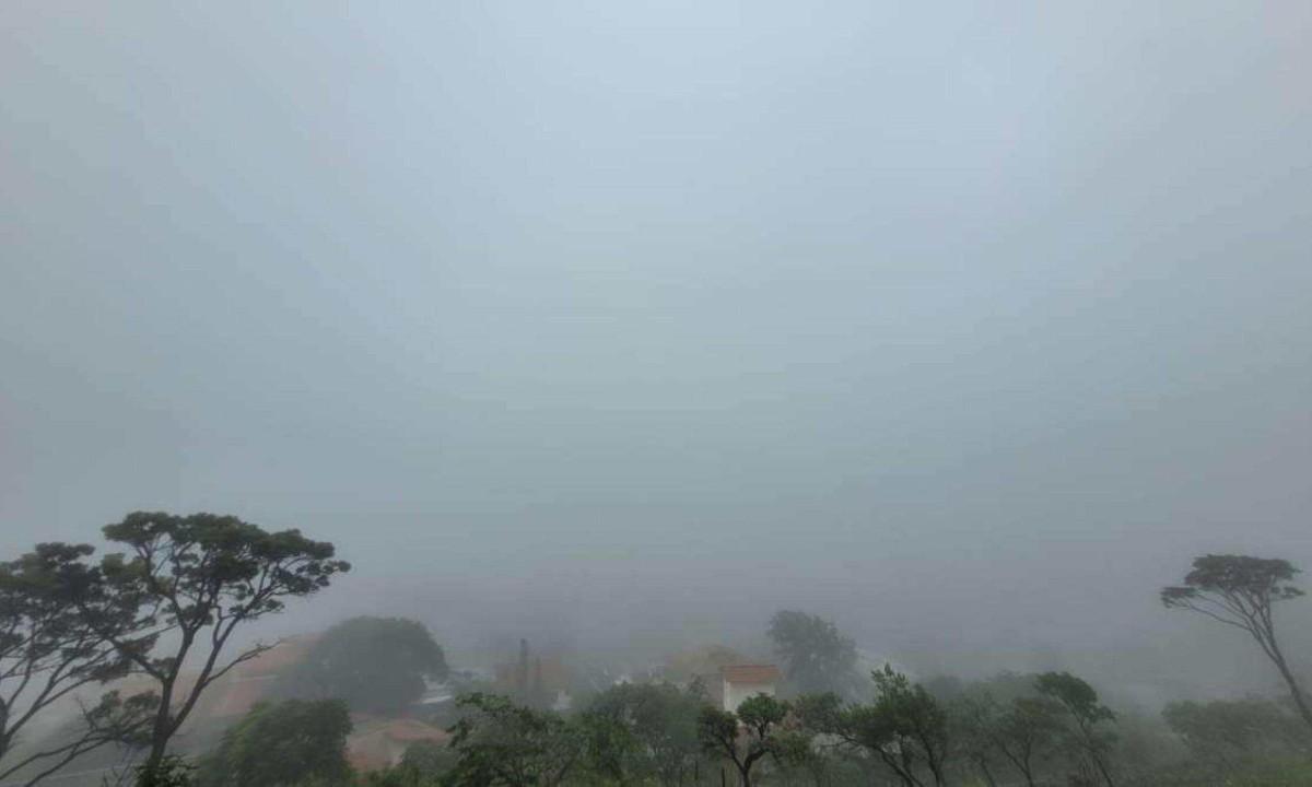 Céu encoberto com chuva em BH