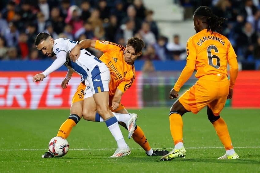 Raul Asencio atua defesivamente pelo Real Madrid contra o Leganés, por LA LIGA.