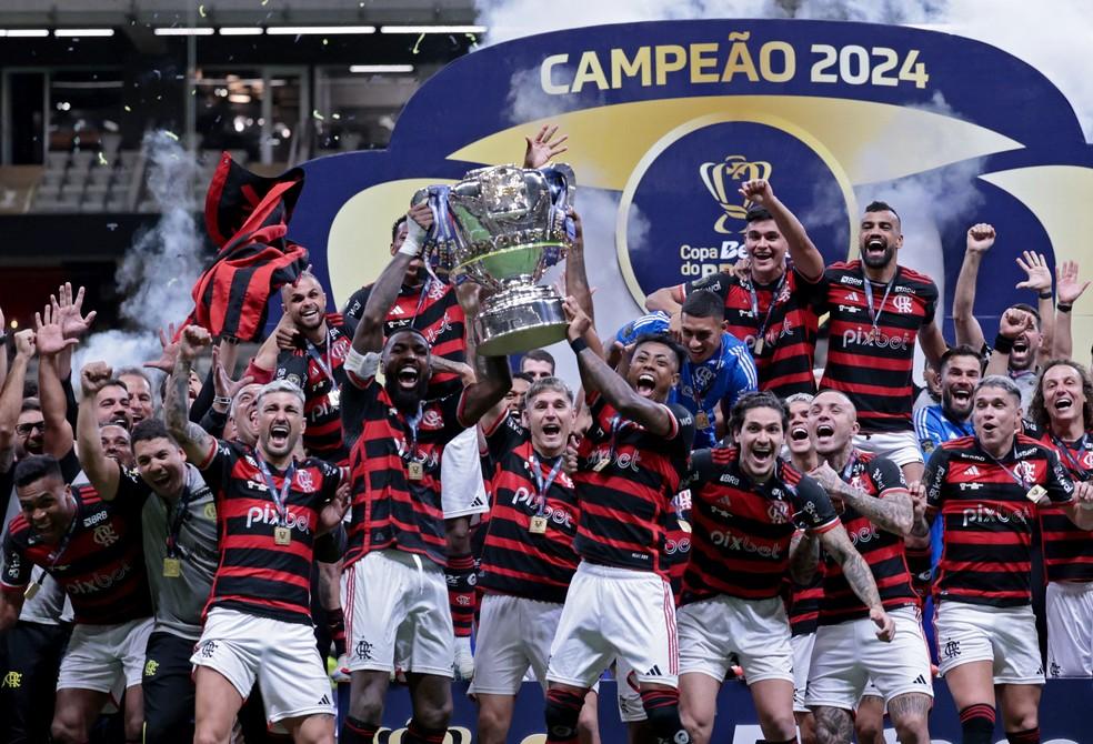 Flamengo ergue taça de campeão da Copa do Brasil após vitória contra o Atlético-MG