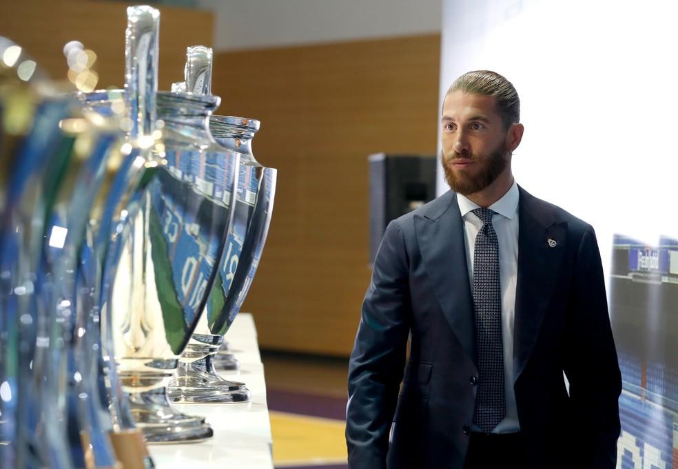 Sergio Ramos observa taças que ele ajudou o Real Madrid a conquistar