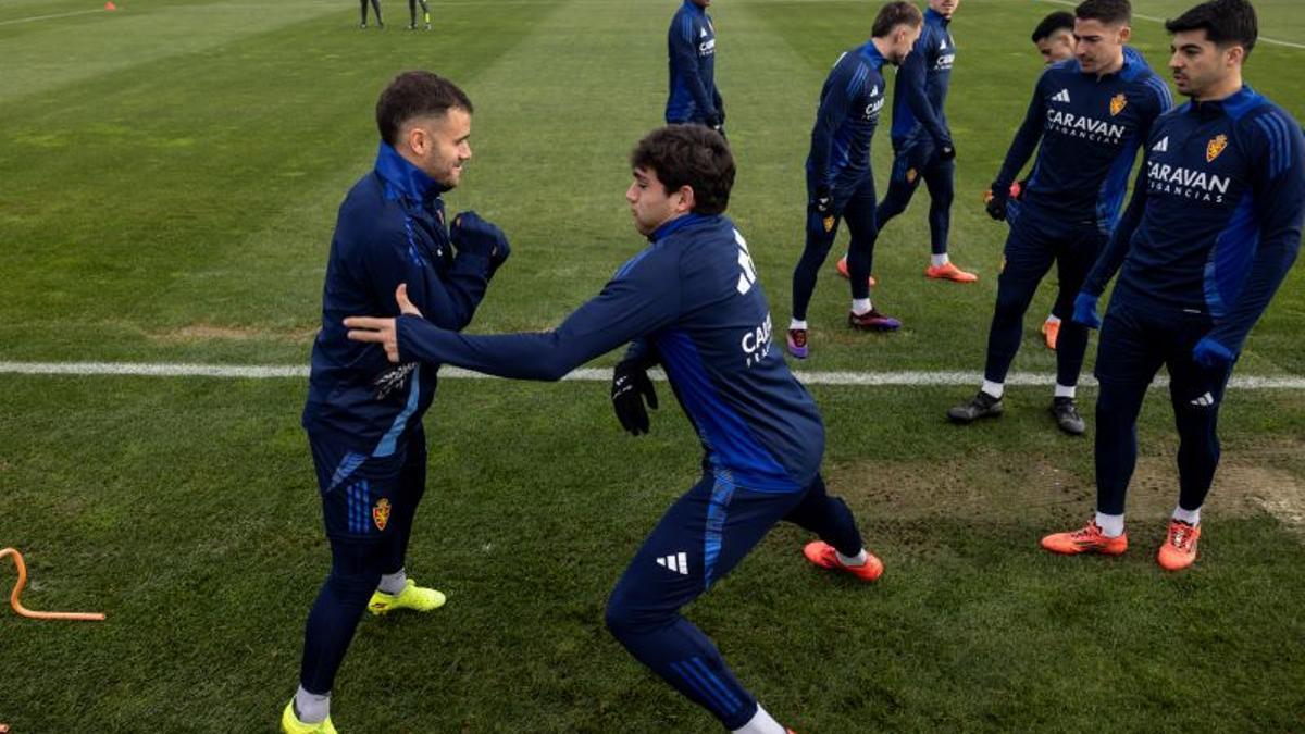 Aketxe e Iván Azón durante treinamento do Real Zaragoza