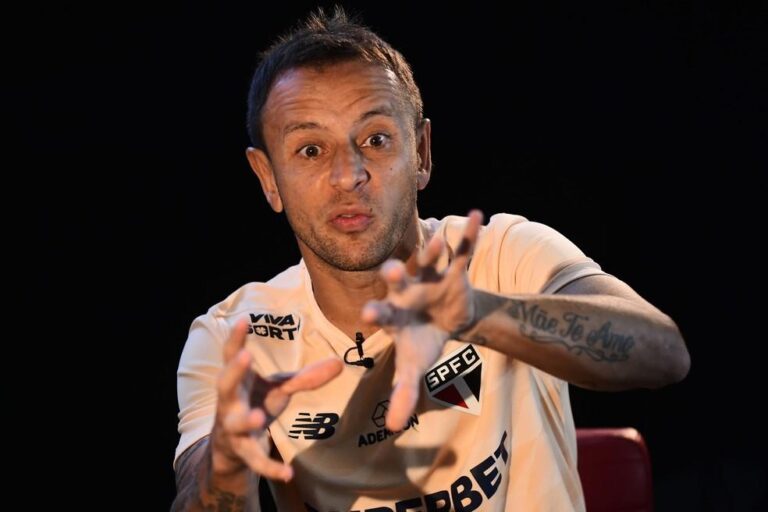 Rafinha se despede do São Paulo em lágrimas e anuncia retorno ao Coritiba