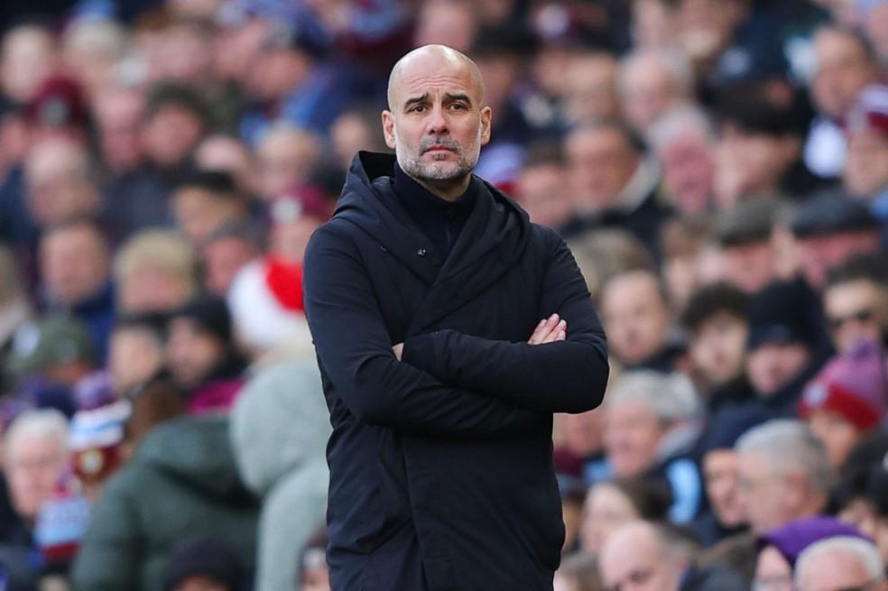 Pep Guardiola com semblante preocupado em derrota do Manchester City para o Aston Villa