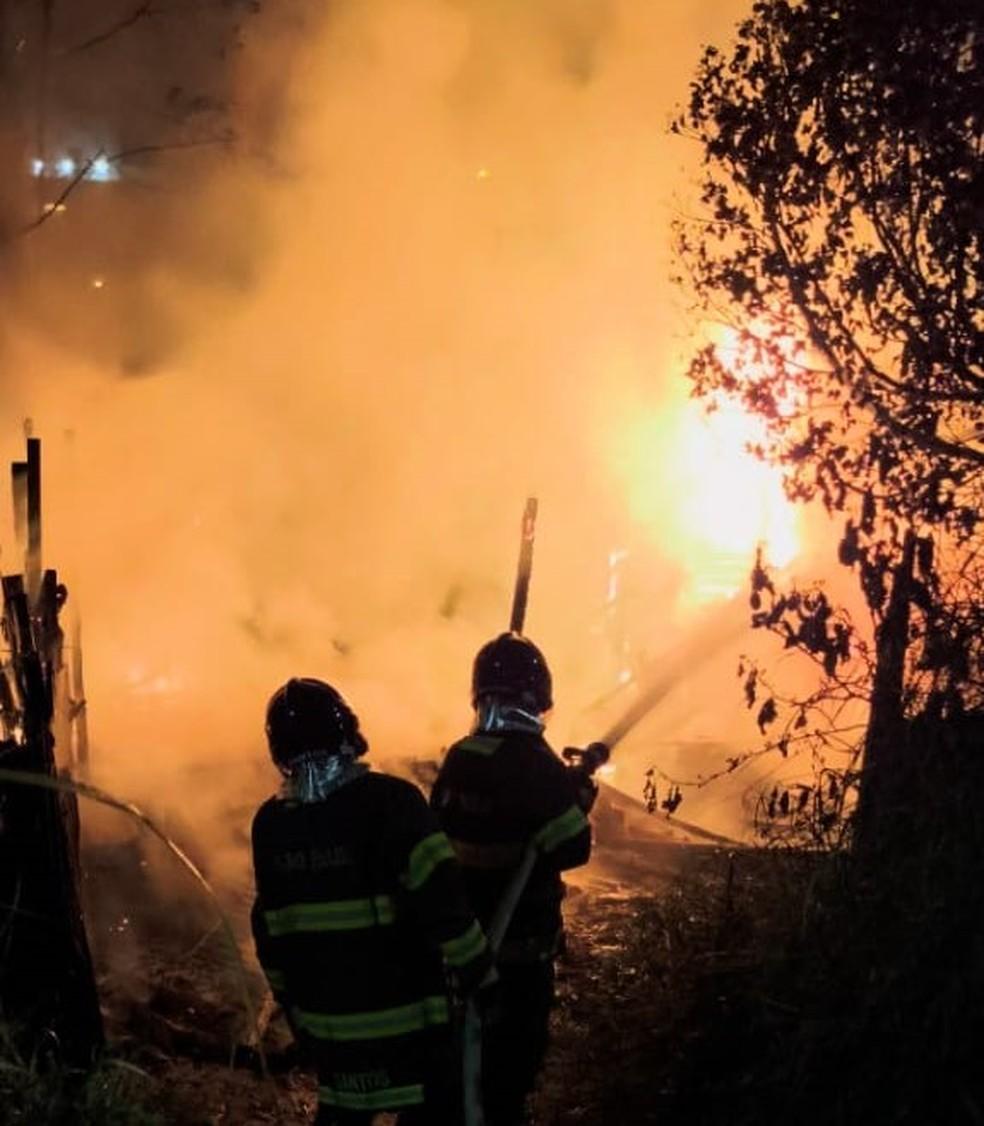 Incêndio atinge casa e mobiliza Corpo de Bombeiros em Ubatuba